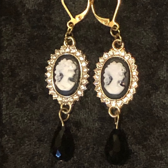 Elegant cameo earrings with black teardrop. - Picture 2 of 6